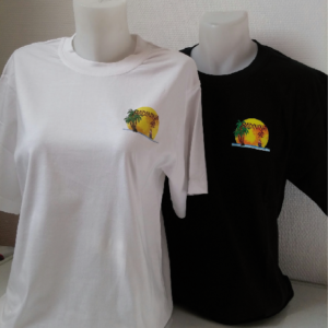 Un tee shirt blanc ou noir avec la martinique en logo